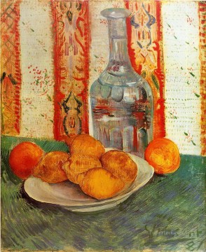 印象派の静物画 Painting - デカンタと皿の上のレモンのある静物画 フィンセント・ファン・ゴッホ